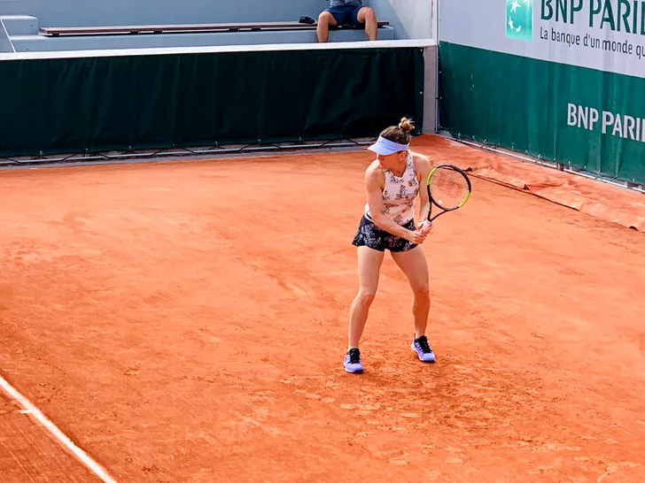 Live Blog Simona Halep la Roland Garros 2019. Simona Halep se antrenează alături de Kasatkina! A umplut tribunele la Paris. FOTO