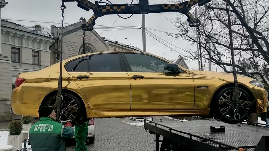 BMW de aur ridicat de politistii locali din Iasi Masina a fost parcata neregulamentar