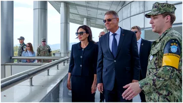 Cum sa imbracat Carmen Iohannis la vizita de la Zona Demilitarizata dintre Coreea de Nord si cea de Sud Cuplul prezidential a atras toate privirile
