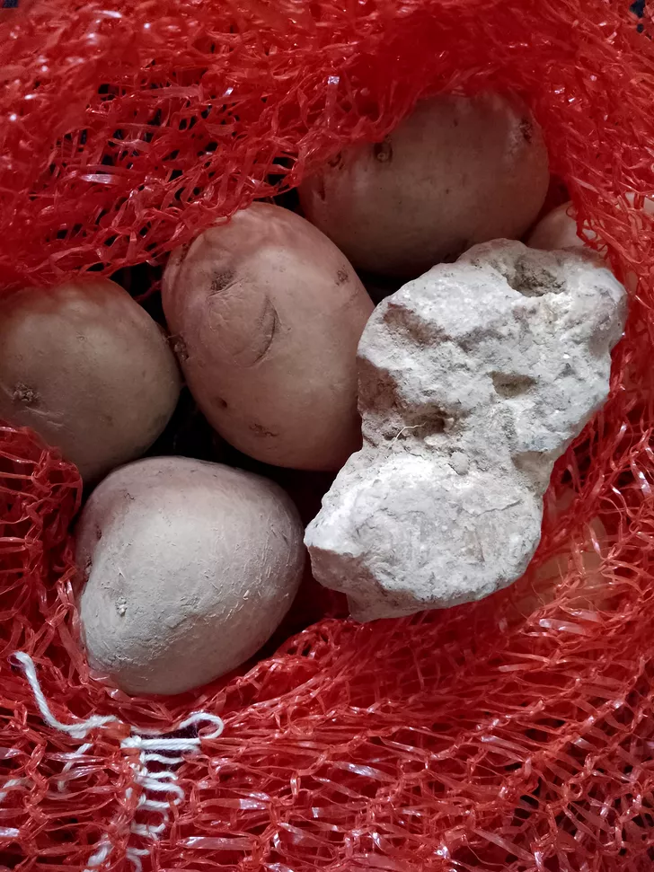 Un bărbat a găsit o piatră în sacul de cartofi de la Profi. Sursă foto: Facebook 