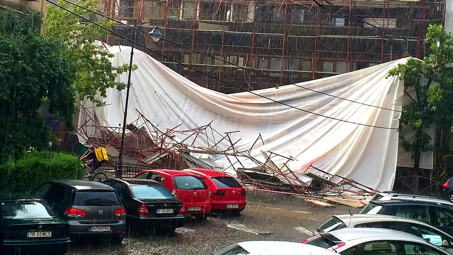 O schela de constructii din Bucuresti a cazut in mijlocul bulevardului Traficul a fost blocat VIDEO  FOTO