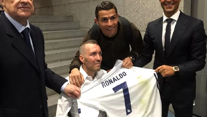 Ronaldo l-a invitat pe Fernando Ricksen, legenda lui Rangers, pe Bernabeu, după ce a aflat că acesta suferă de scleroză amiotrofică