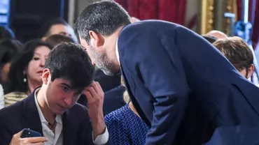 Fiul vicepremierul Italiei talharit de imigranti Iau pus un ciob la gat si lau usurat de telefon