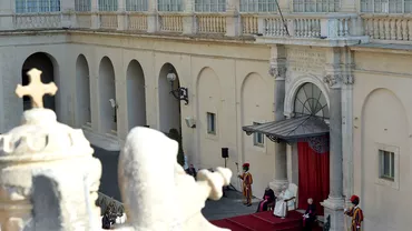 Incident la Vatican Un sofer a spart poarta de securitate si a ajuns la Palat politia a tras ca sal opreasca