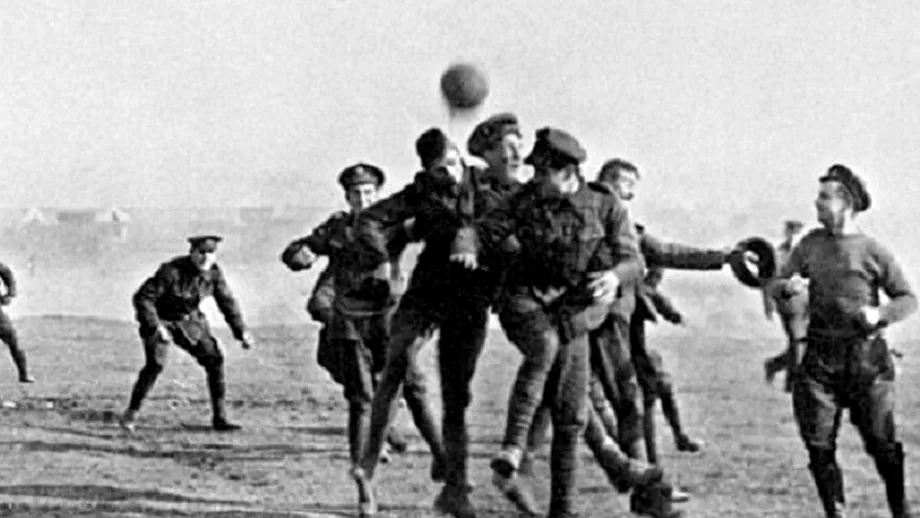 Craciunul din 1914 a adus pace si fotbal intre transeele inamice din Primul Razboi Mondial Foto