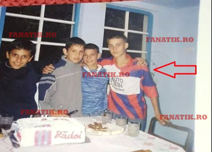 Iulian Cristea în copilărie alături de câțiva prieteni