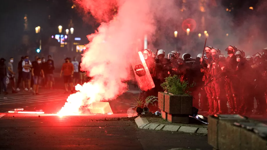 Carantina provoaca proteste violente la Belgrad Manifestantii au patruns in cladirea Parlamentului