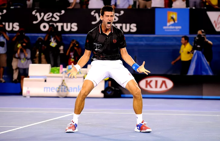 Novak Djokovic sărbătorește victoria în fața lui Rafael Nadal în finala de la Australian Open 2012