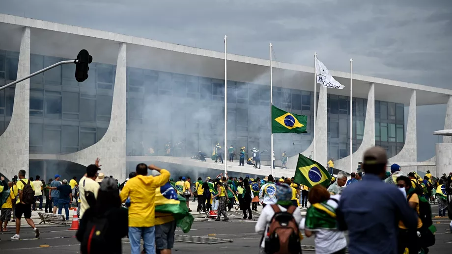 Haos in Brazilia Sustinatorii lui Jair Bolsonaro iau cu asalt palatul prezidential si Curtea Suprema