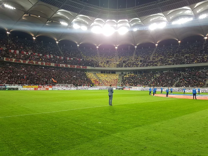 Ne-a fost dor! FCSB - Dinamo, derby-ul pe care toți l-am dorit! Momentul emoționant cu ultrașii celor două echipe, artificii pe teren și controversele de la final