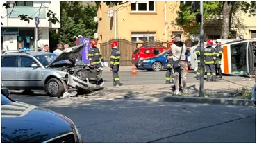 Accident grav in Bucuresti o ambulanta care transporta o gravida la spital sa rasturnat Care e starea pacientei