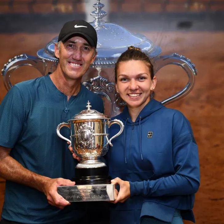 Simona Halep împreună cu antrenorul Darren Cahill în cea mai „valoroasă” poză de până acum: cu trofeul de la Roland Garros în mână, după victoria în fața americancei Sloan Stephens
