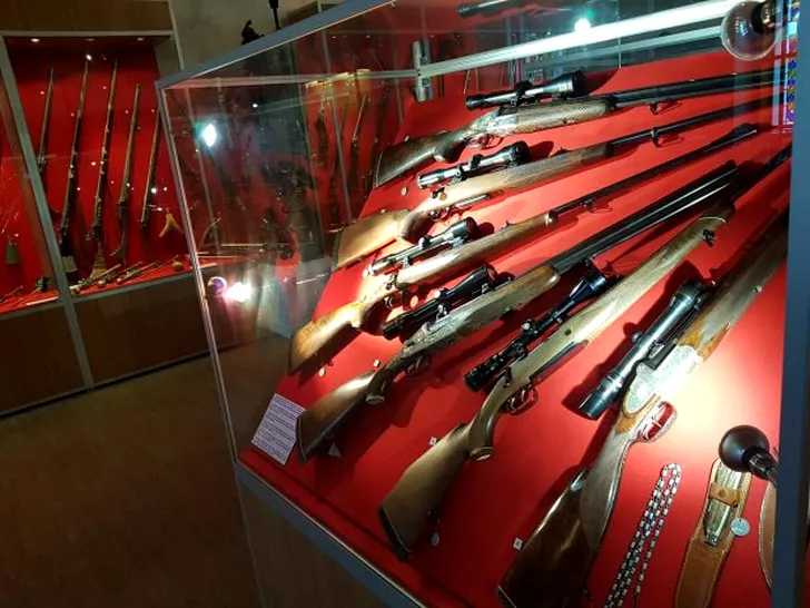Ceaușescu era pasionat de vânătoare. Colecția sa de arme este expusă la un muzeu din București