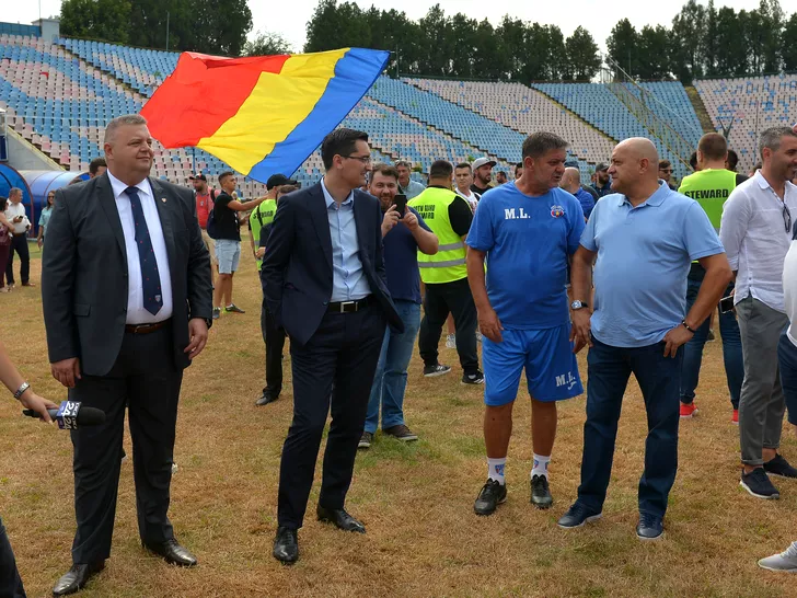 Răzvan Burleanu alături de Gabi Balint la demolarea stadionului „Ghencea”. Sursă foto: sportpictures.eu