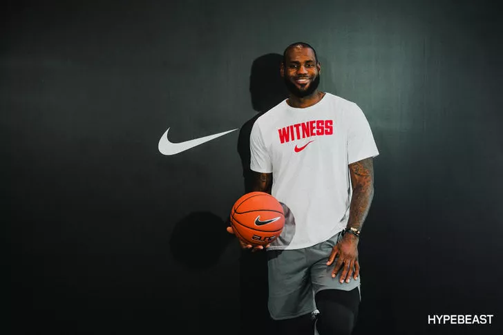 LeBron James este al doilea sportiv cu contract pe viață la Nike, anual încasând 10 milioane dolari