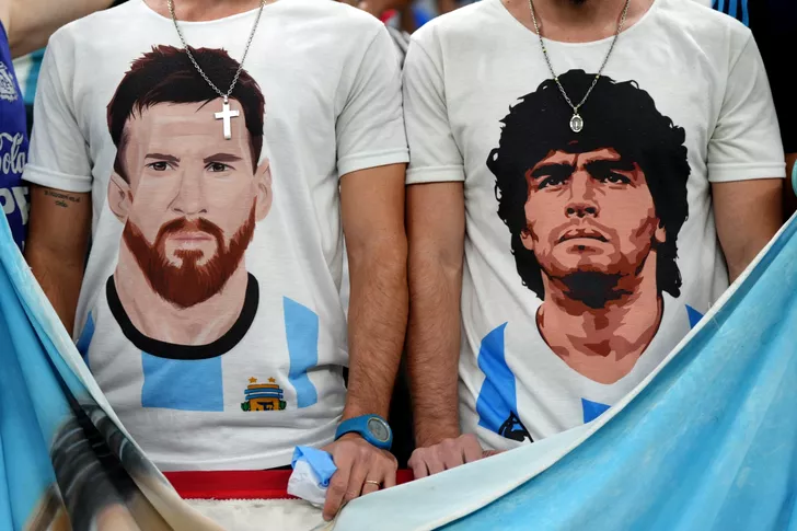 Suporterii argentinieni îi venerează pe Messi şi Maradona. Sursa: hepta.ro