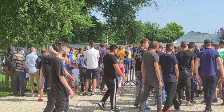Zeci de suporteri stăteau la coadă pentru a intra pe stadion cu adeverințele de vaccinare în mână cu cinci minute înainte de deschidere porților, la 16:55.