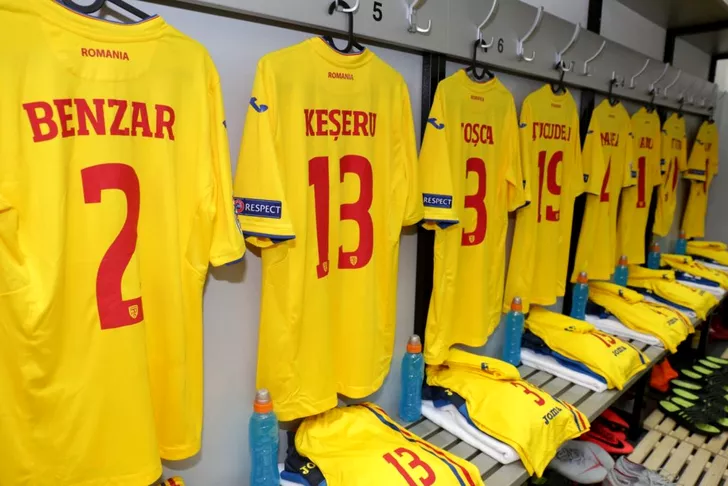 Echipamentele de joc ale lui Toşca, Keşeru şi Benzar sunt aşezate în vestiar