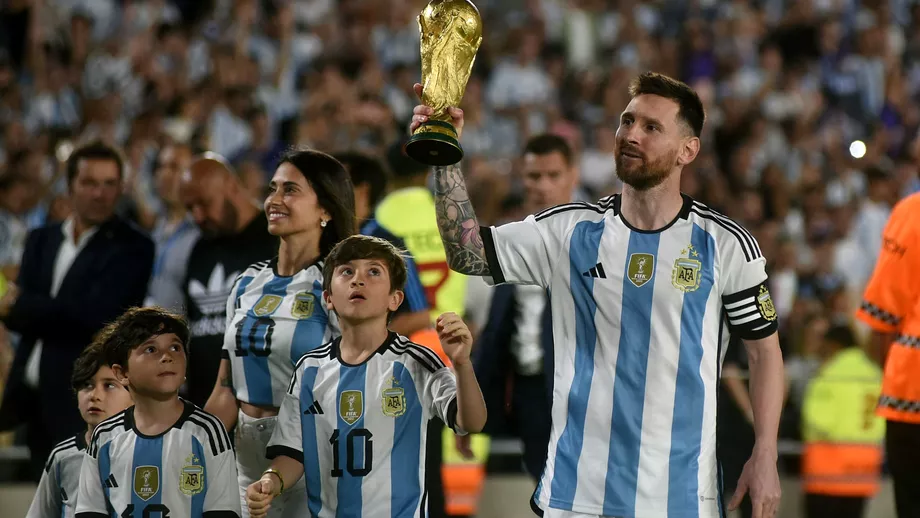 Sacrificiul urias pe care Leo Messi era dispus sal faca pentru performantele Argentinei Lam auzit in timp ce tinea trofeul