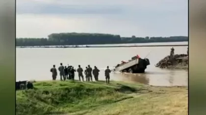VIDEO „S-a dus la fund”. O blindată Piranha a Armatei Române s-a scufundat...