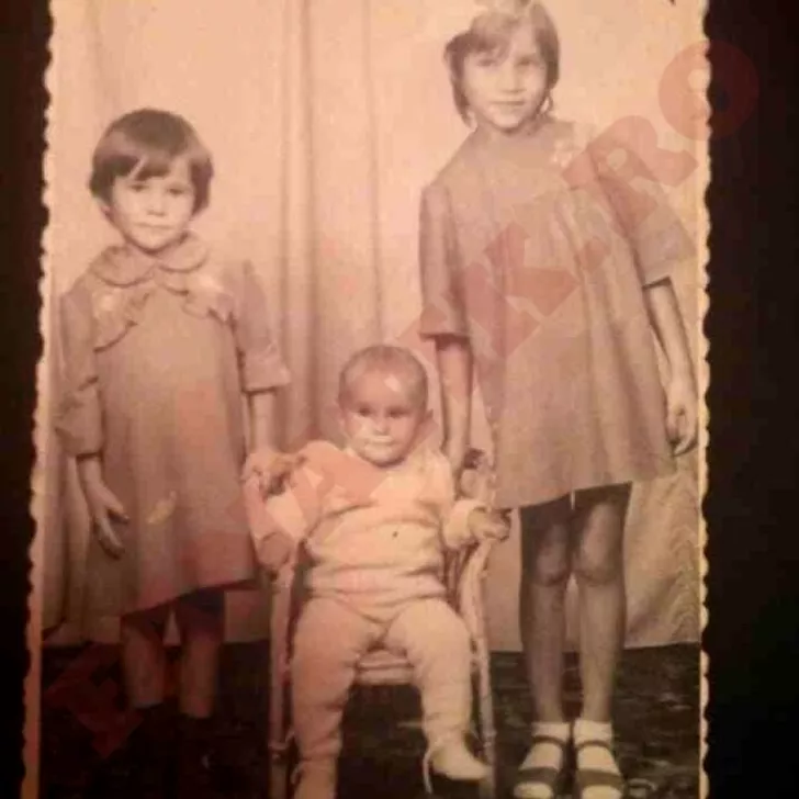 Cristina Darha alături de surorile sale. Sursă foto: Arhivă personală