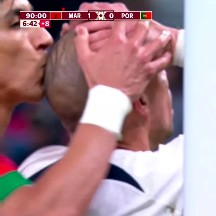 Jawad El Yamiq îl pupă pe Pepe după ratarea de la ultima fază a meciului Maroc - Portugalia