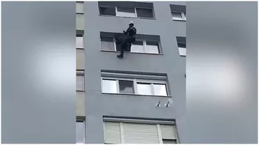 Drama la inaltime incheiata dupa 24 de ore Militarul care ameninta ca se arunca de la etajul 7 a fost salvat de un alpinist