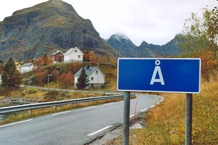 „Å”. Adică „râu”. Adică numele a 7 așezări din Danemarca, Norvegia și Suedia. Tot o literă are și numele unui sat francez: „Y”. Sursa foto: ihabar.net