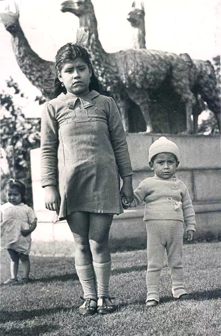 Lina Medina (7 ani) și fiul ei Gerardo (2 ani)