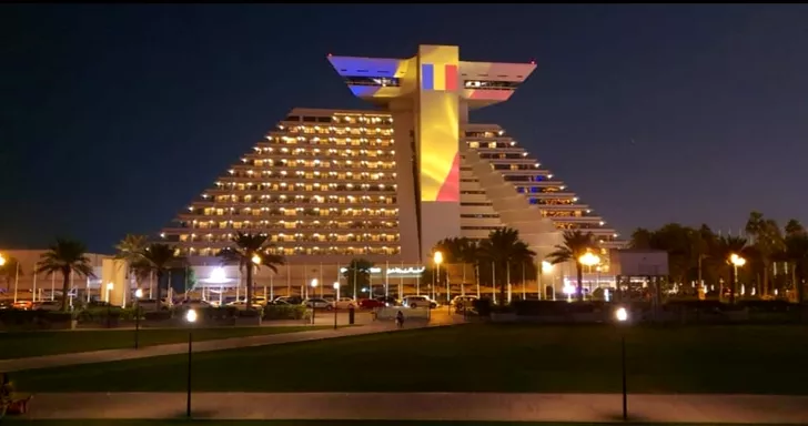 Hotelul Sheraton din Doha a „arborat“ tricolorul românesc. FOTO: facebook