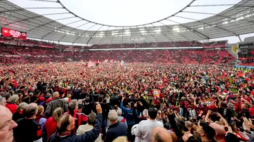 Sarbatoare la Leverkusen dupa castigarea in premiera a titlului Fanii au invadat terenul Xabi Alonso baie cu bere Video