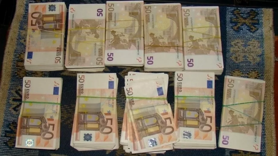 Sute de mii de euro ascunse intrun autocar de o femeie Cui erau destinati banii