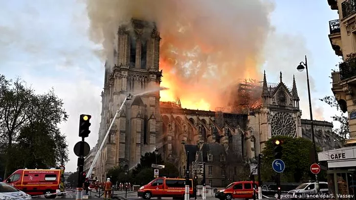 Catedrala Notre-Dame a fost mistuită de flăcări