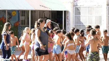 In costum de baie la cursuri in Argentina O scoala ii lasa pe elevi sa vina la ore ca la plaja