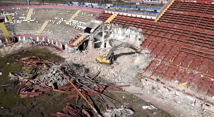 Buldozerele dărâmă stadionul Giulești