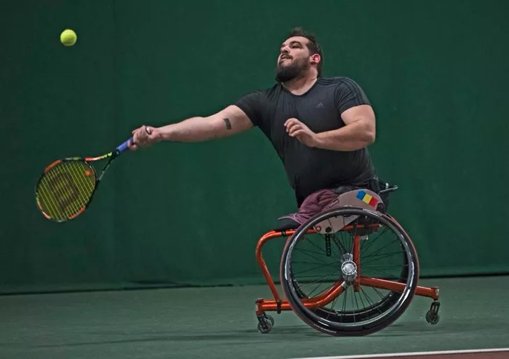Ionuţ Filişan, în timp ce joacă tenis 