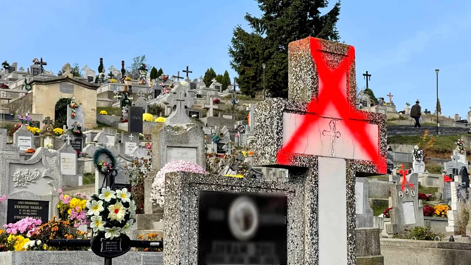 Morminte insemnate cu vopsea portocalie in cimitirul din Alba Iulia Atentionare pentru rau platnici