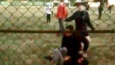 Scene violente pe un teren de fotbal doi copii au ajuns la spital dupa o bataie in timpul unui meci Adu sabia ba Video