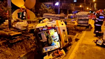 O ambulanta a cazut intro groapa in Constanta dupa ciocnirea cu un taxi Masina de salvare transporta un copil de 5 ani
