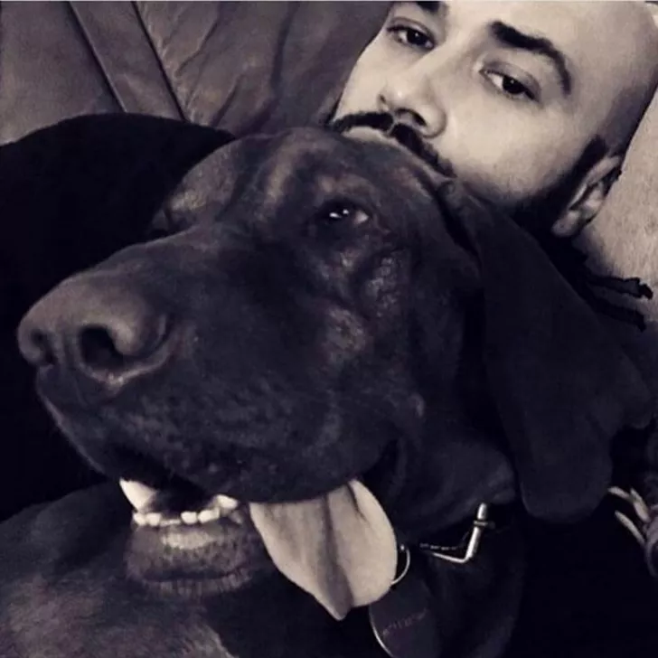 Mihai Bendeac și câinele său, Happy.