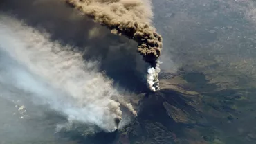 Vulcanul Etna se pregateste de eruptie Autoritatile din Italia au emis Alerta Rosie a Protectiei Civile Update