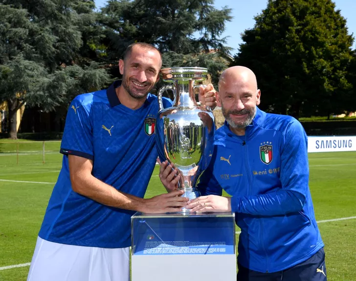 Gianluca Vialli și Leonardo Bonucci, alături de trofeul Campionatului European
