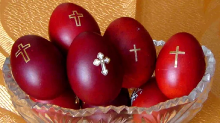 În Joia Mare se înroșesc ouăle și creştinii care s-au spovedit se împărtăşesc. Sub nicio formă nu avem voie să dormim!