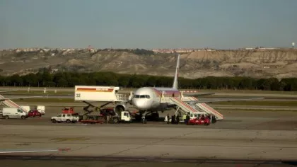 Un român beat a vrut să coboare din avion chiar înainte de decolare...