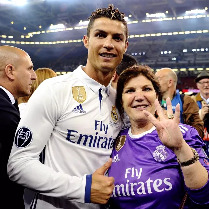 Mama lui Cristiano Ronaldo a mai învins aceeași boală, cancerul la sân, în 2007. În imagine, sărbătorind alături de fiul ei un succes la Real Madrid