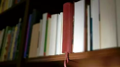 Ce au găsit angajații unei biblioteci din Pașcani în cărțile donate de un...