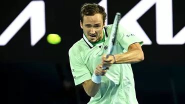 Australian Open 2022 Daniil Medvedev merge in semifinale dupa un meci fabulos de cinci seturi Mam intrebat ce ar face Djokovic in acest moment