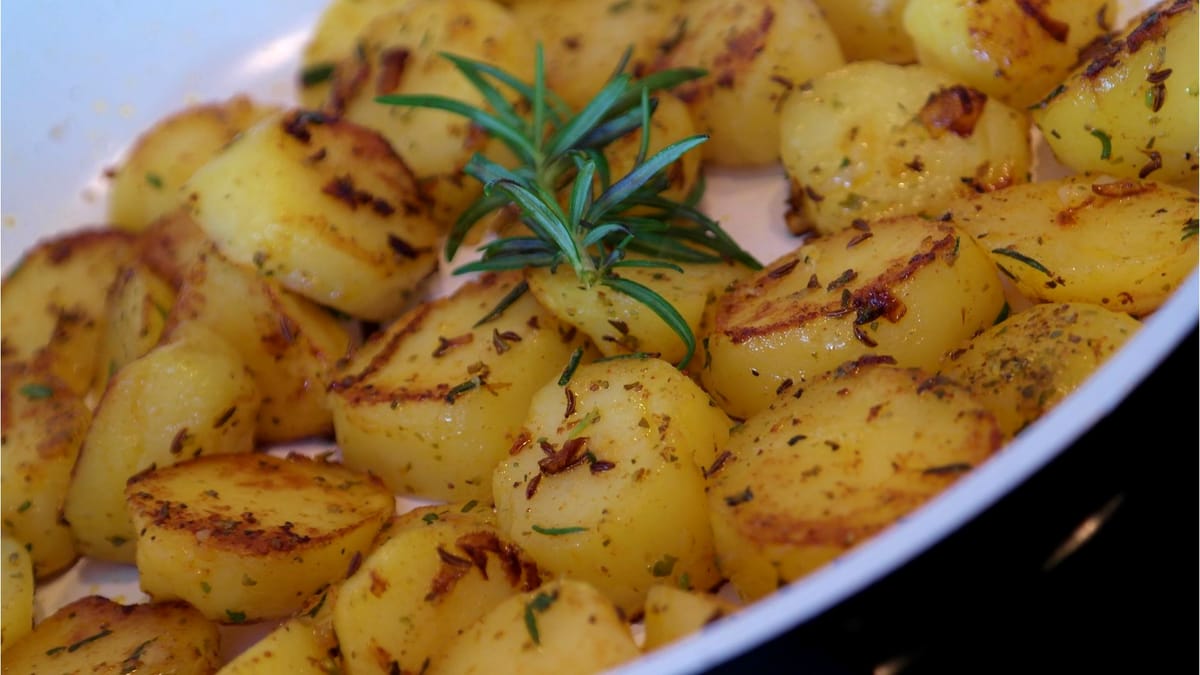 Ce să pui în cartofii pe care-i faci la cuptor ca să le dai un gust demențial. Vor ieși mai buni ca la restaurant