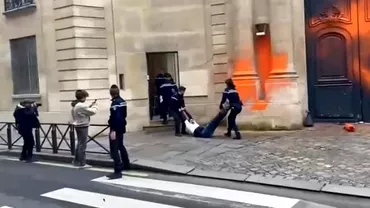 Activistii climatici nu lau iertat nici pe premierul Frantei Iau vopsit in in portocaliu usa de la intrarea in resedinta Video