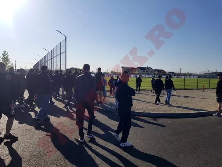 Ultraşii de la FC U Craiova s-au dus peste jucători în cantonament. 